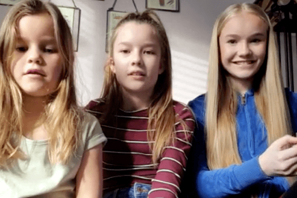 Chloe's 3 daughters sat in a row.